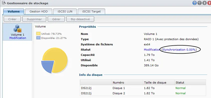 Synchronisation en cours du RAID 1 entre les deux disques durs du NAS