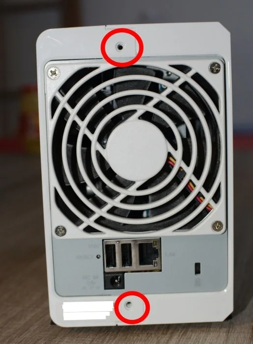 démonter les 2 vis du NAS Synology 2 baies