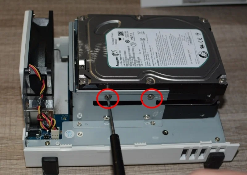 démonter vis des disques durs du NAS
