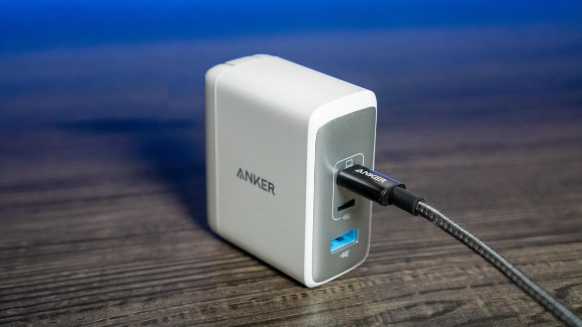 Le chargeur Anker modèle 736 100W posé sur un bureau